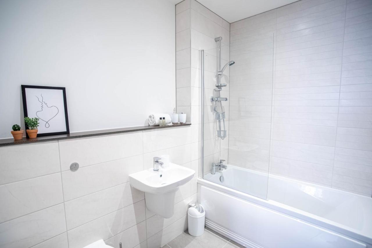 Luxury Apartments Available Next To Train Station - The Wallgate Apartments Wigan - Free Parking 외부 사진